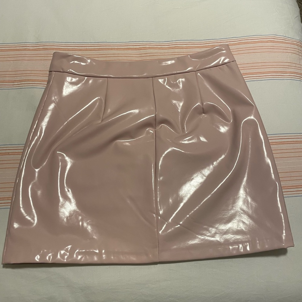 Medium sized light pink forever 21 skirt. Functioning zipper. Like new.